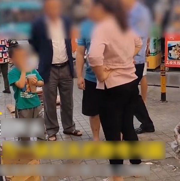 Con trai làm vỡ viên đá 3,5 tỷ, bà mẹ bênh con không muốn trả tiền, nói một câu khiến ông chủ câm nín - 1