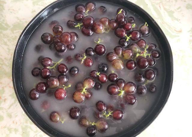 Rửa nho với nước coi như chưa rửa, dùng loại nước hay đổ đi này giúp nho sạch, yên tâm ăn cả vỏ - 3