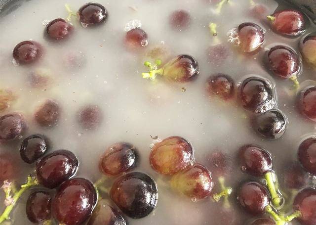 Rửa nho với nước coi như chưa rửa, dùng loại nước hay đổ đi này giúp nho sạch, yên tâm ăn cả vỏ - 4