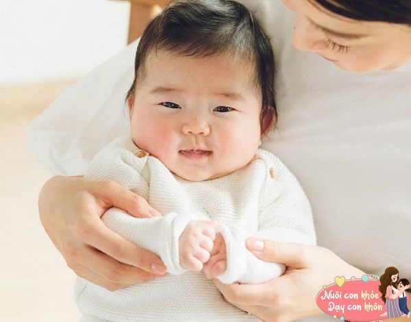 Trẻ sơ sinh có nhiều hơn 2 trong 4 biểu hiện này chứng tỏ con rất thông minh, mẹ yên tâm hơn - 7