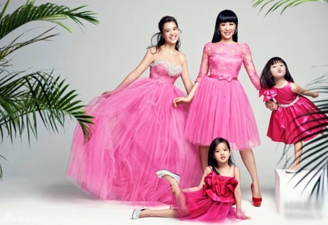 Mỹ nhân gốc Việt làm mẹ 3 con sau 2 đời chồng, 53 tuổi dạy con khéo lại trẻ đẹp khiến bạn trai kém 12 tuổi mê tít - 4