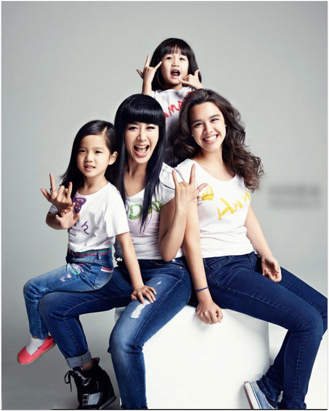 Mỹ nhân gốc Việt làm mẹ 3 con sau 2 đời chồng, 53 tuổi dạy con khéo lại trẻ đẹp khiến bạn trai kém 12 tuổi mê tít - 3