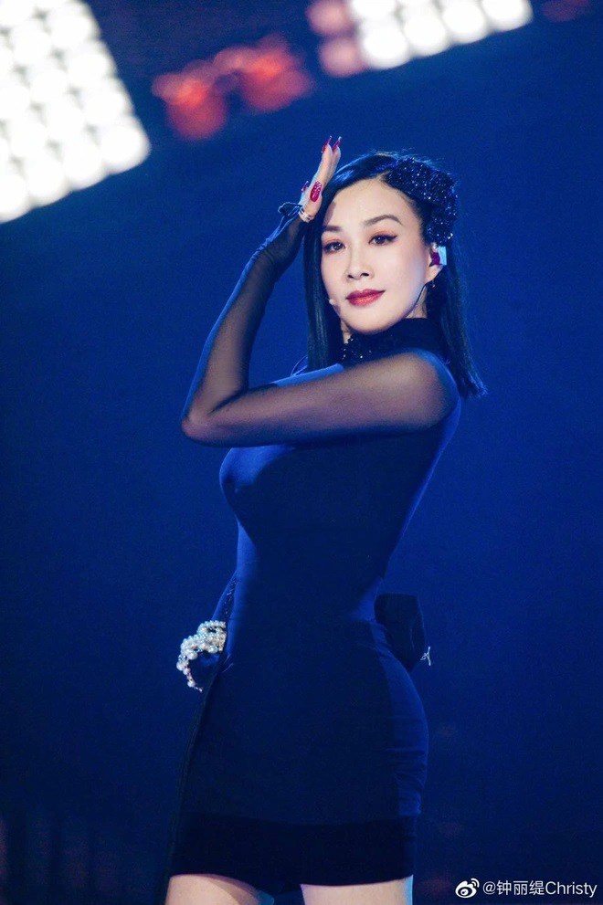 Mỹ nhân gốc Việt làm mẹ 3 con sau 2 đời chồng, 53 tuổi dạy con khéo lại trẻ đẹp khiến bạn trai kém 12 tuổi mê tít - 9