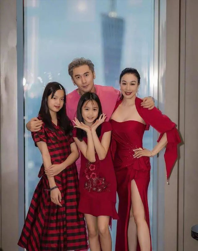 Mỹ nhân gốc Việt làm mẹ 3 con sau 2 đời chồng, 53 tuổi dạy con khéo lại trẻ đẹp khiến bạn trai kém 12 tuổi mê tít - 14