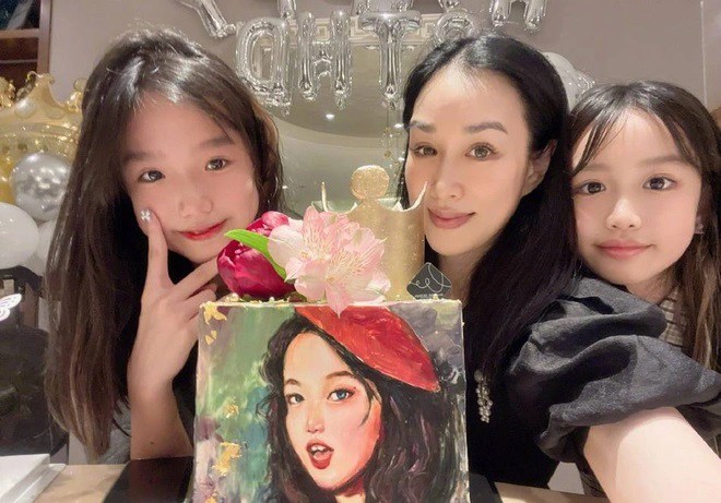 Mỹ nhân gốc Việt làm mẹ 3 con sau 2 đời chồng, 53 tuổi dạy con khéo lại trẻ đẹp khiến bạn trai kém 12 tuổi mê tít - 15