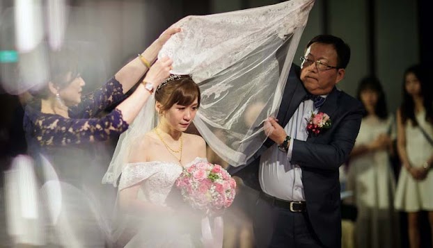 Ham giàu nên lấy chồng hơn 25 tuổi, tân hôn nhìn chú rể nằm dài mà tôi chết lặng - 1