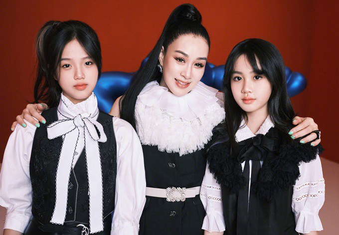 Mỹ nhân gốc Việt làm mẹ 3 con sau 2 đời chồng, 53 tuổi dạy con khéo lại trẻ đẹp khiến bạn trai kém 12 tuổi mê tít - 17