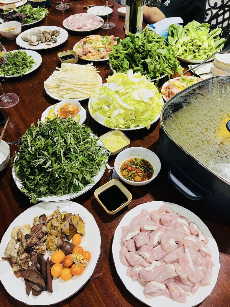 Vợ Hồng Đăng khoe bữa ăn "Ối giời ơi", dân mạng cũng thốt lên theo khi nhìn món nhậu quốc dân - 2