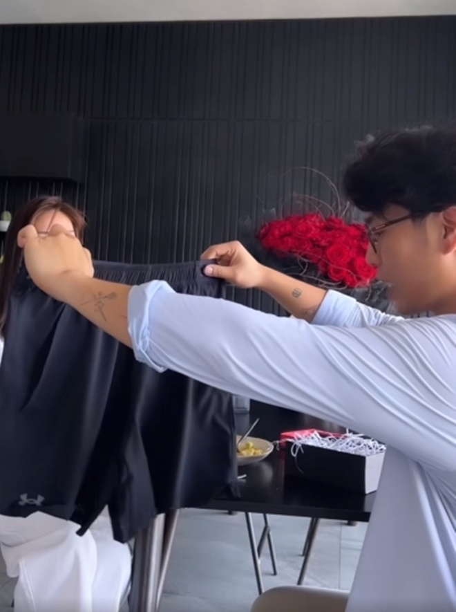 Huy Trần làm món ăn bất ngờ cho Ngô Thanh Vân, nàng &#34;đả nữ&#34; lại tặng... quần đùi - 19