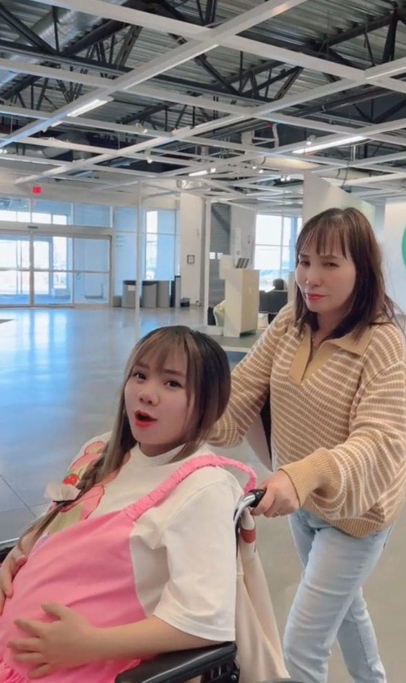 Tăng 30kg khi mang thai, Múi Xù ngồi xe lăn đi mua đồ cho con sắp chào đời - 1