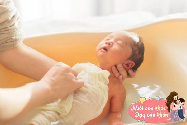 Chăm trẻ sơ sinh kiểu xưa và kiểu hiện đại, hoá ra đây mới là cách giúp con lớn lên khoẻ mạnh - 4