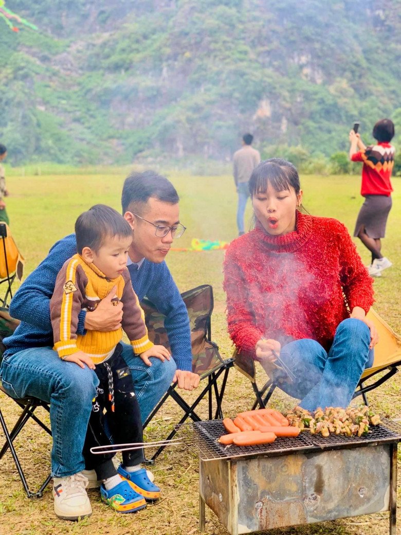 “Chồng quốc dân” chăm vợ bầu cực khéo, giữa trưa phóng xe 13km đi mua bún cá, ngày lâm bồn thức trắng 2 đêm - 2