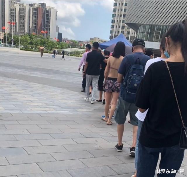 Phản ứng của người xung quanh khi thấy cô gái mặc ngắn mua đồ - 2