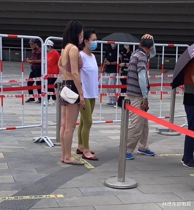 Phản ứng của người xung quanh khi thấy cô gái mặc ngắn mua đồ - 1