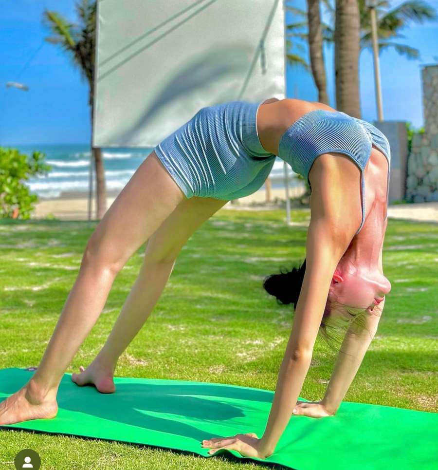 Cô giáo dạy yoga xứ Hàn chọn trang phục tập tinh tế, khoe dáng khi ở Đà Nẵng - 2