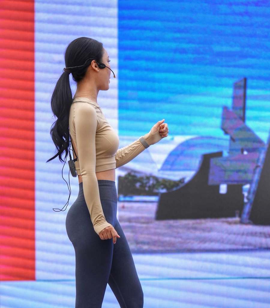 Cô giáo dạy yoga xứ Hàn chọn trang phục tập tinh tế, khoe dáng khi ở Đà Nẵng - 4