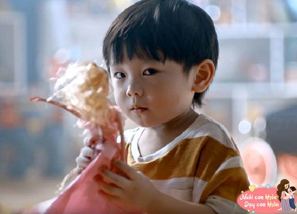 Bé trai thích chơi với búp bê từ nhỏ, khi lớn lên sẽ có 4 khác biệt rõ ràng - 3