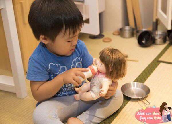 Bé trai thích chơi với búp bê từ nhỏ, khi lớn lên sẽ có 4 khác biệt rõ ràng - 7