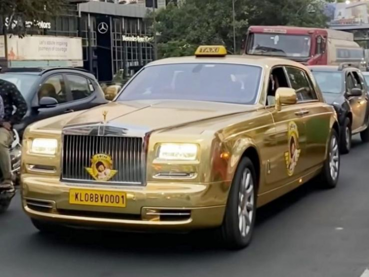 Triệu phú chơi ngông dùng siêu xe dát vàng làm taxi gây náo loạn đường phố