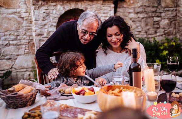 4 bí quyết bố mẹ Italia dạy con thành đứa trẻ ngọt ngào, biết yêu thương gia đình - 9