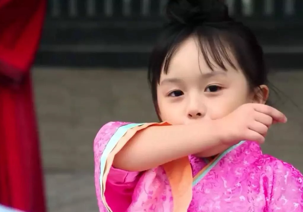 Bé gái xinh nhất Trung Quốc từng "bị cấm" phẫu thuật thẩm mỹ, giờ thế nào? - 1