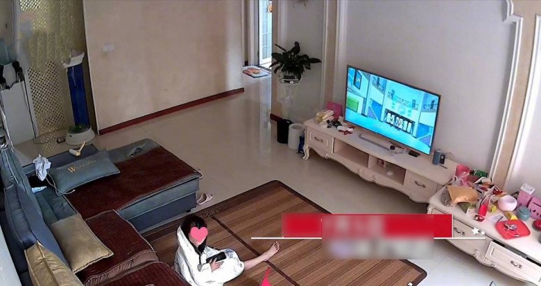 Phát hiện con gái ở nhà làm việc cấm, tôi nói qua camera "Mẹ đang xem", hành động của đứa trẻ khiến tôi lo sợ - 1