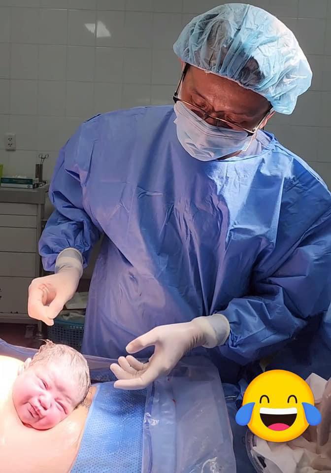 Cưng xỉu giây phút em bé chào đời của sản phụ 45 tuổi làm thụ tinh ống nghiệm - 1