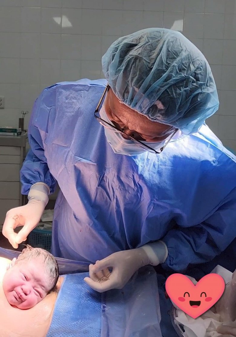 Cưng xỉu giây phút em bé chào đời của sản phụ 45 tuổi làm thụ tinh ống nghiệm - 2