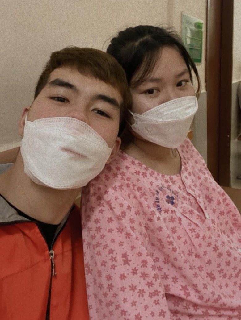 Mẹ trẻ Hải Dương mang thai 3 tự nhiên kỳ diệu, phút ôm 3 công chúa đỏ hỏn mà vợ chồng bật khóc - 1