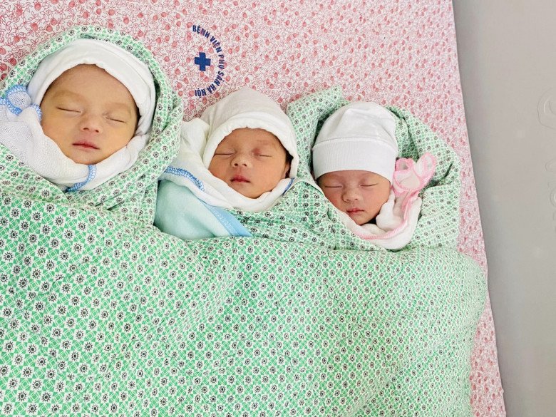 Mẹ trẻ Hải Dương mang thai 3 tự nhiên kỳ diệu, phút ôm 3 công chúa đỏ hỏn mà vợ chồng bật khóc - 2