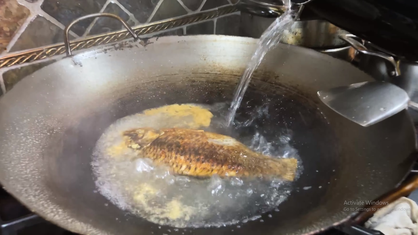 Nấu canh cá bằng nước nóng hay lạnh? Bấy lâu làm sai bảo sao thịt cá không mềm, dinh dưỡng giảm 1 nửa và còn rất tanh - 2
