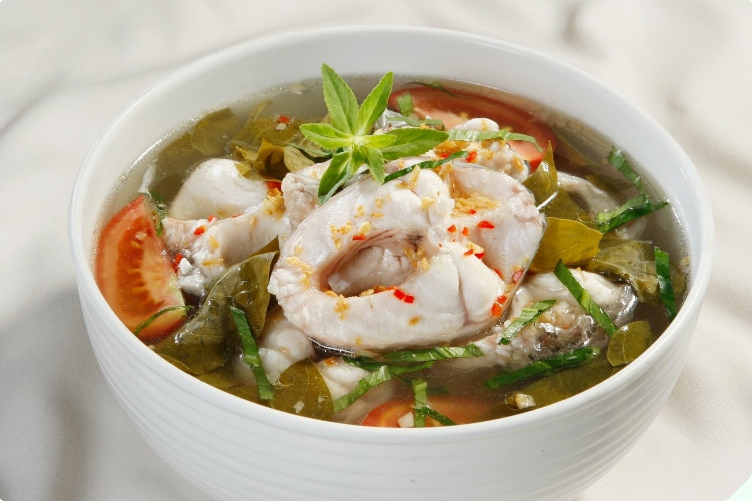 Nấu canh cá bằng nước nóng hay lạnh? Bấy lâu làm sai bảo sao thịt cá không mềm, dinh dưỡng giảm 1 nửa và còn rất tanh - 3