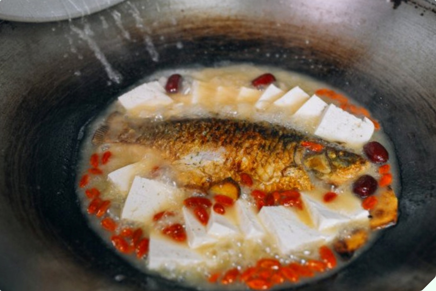 Nấu canh cá bằng nước nóng hay lạnh? Bấy lâu làm sai bảo sao thịt cá không mềm, dinh dưỡng giảm 1 nửa và còn rất tanh - 10