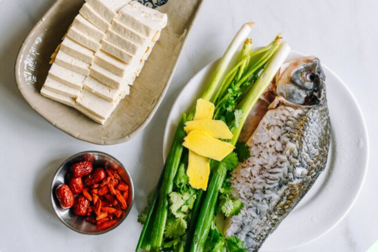 Nấu canh cá bằng nước nóng hay lạnh? Bấy lâu làm sai bảo sao thịt cá không mềm, dinh dưỡng giảm 1 nửa và còn rất tanh - 4