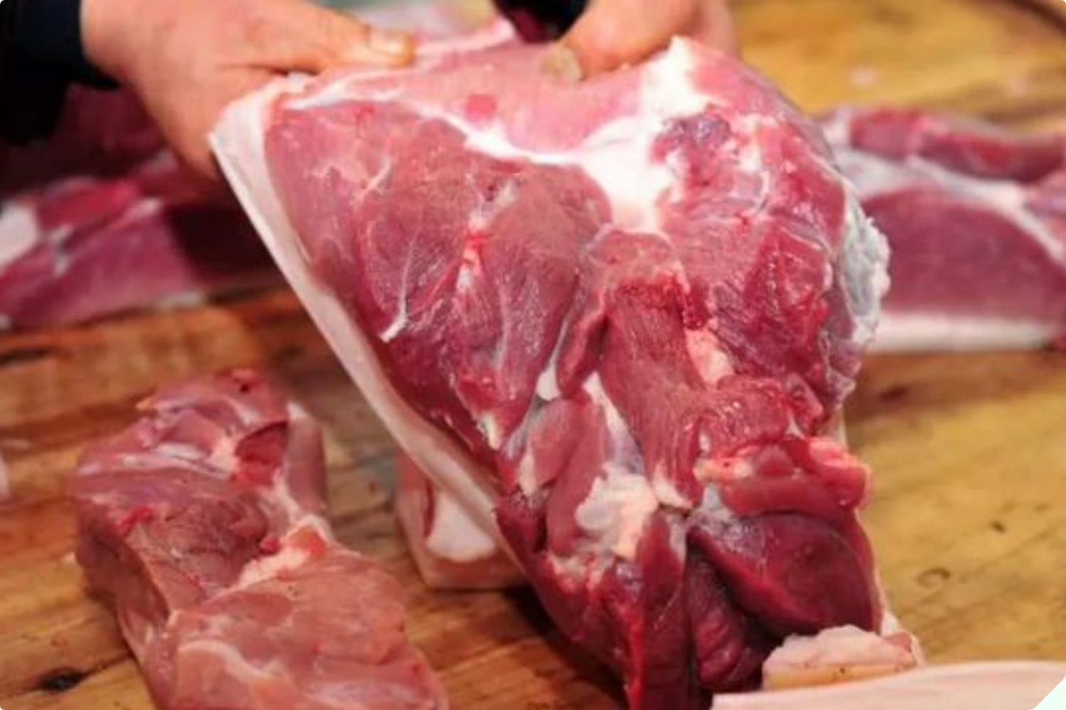 Mua thịt lợn nên chọn miếng sẫm hay nhạt màu? Cứ nhìn kỹ 3 điểm, người bán thịt tài mấy cũng không lừa được bạn - 1