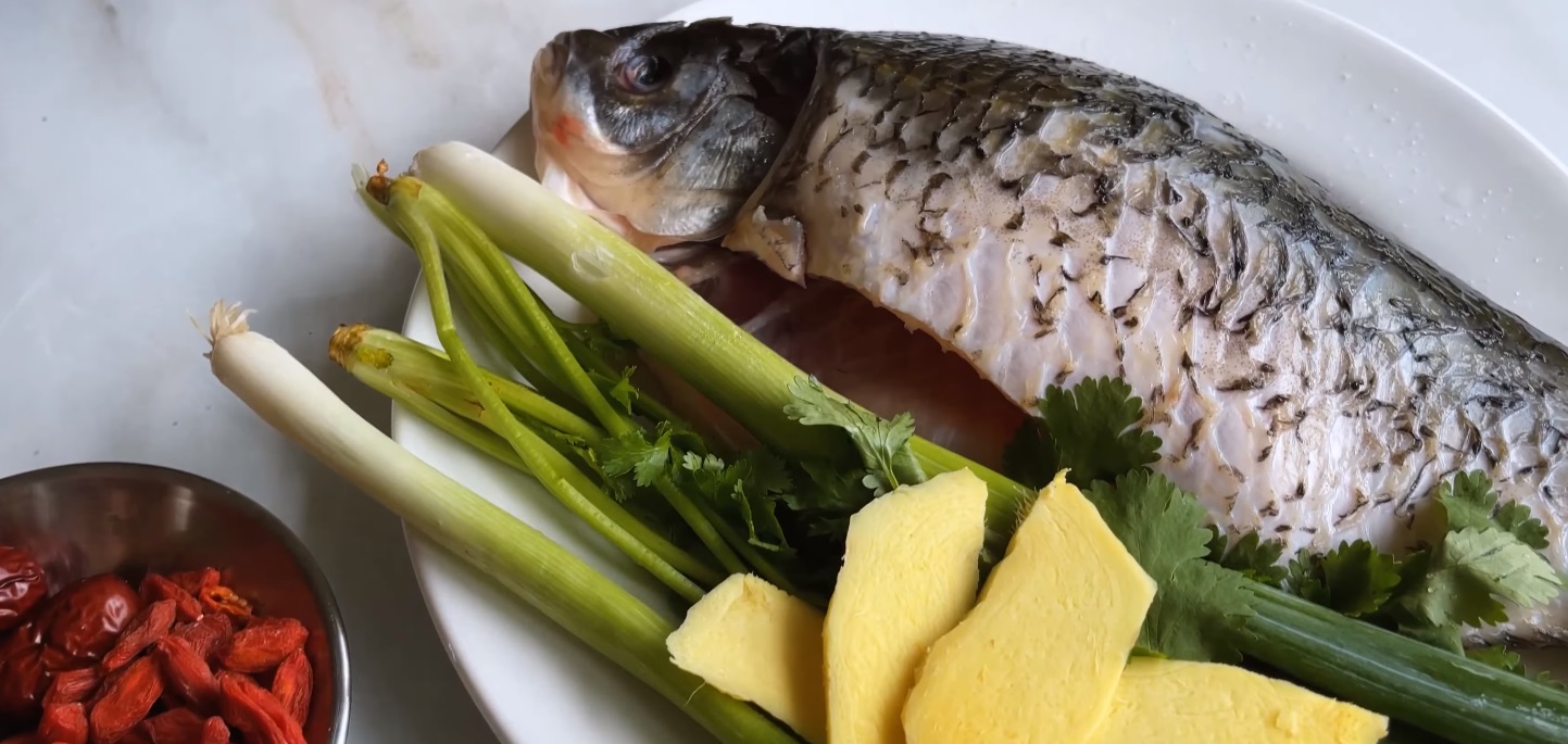 Nấu canh cá bằng nước nóng hay lạnh? Bấy lâu làm sai bảo sao thịt cá không mềm, dinh dưỡng giảm 1 nửa và còn rất tanh - 5