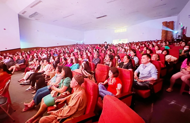 Hoài Linh miệt mài đi diễn sân khấu hội chợ, phản ứng của khán giả gây bất ngờ - 3