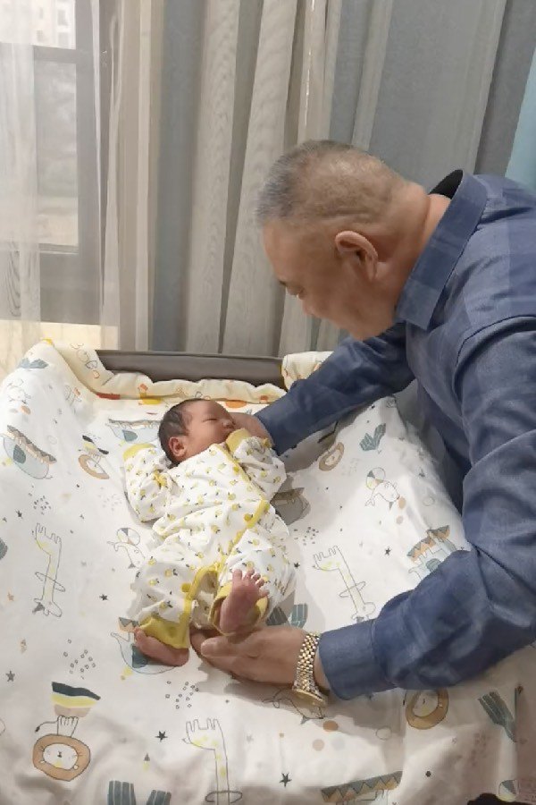 Con dâu mới sinh, ông bà nội lì xì, tặng vàng đeo trĩu cổ cho cháu gần 1 tỷ đồng làm dân tình hoa mắt - 1