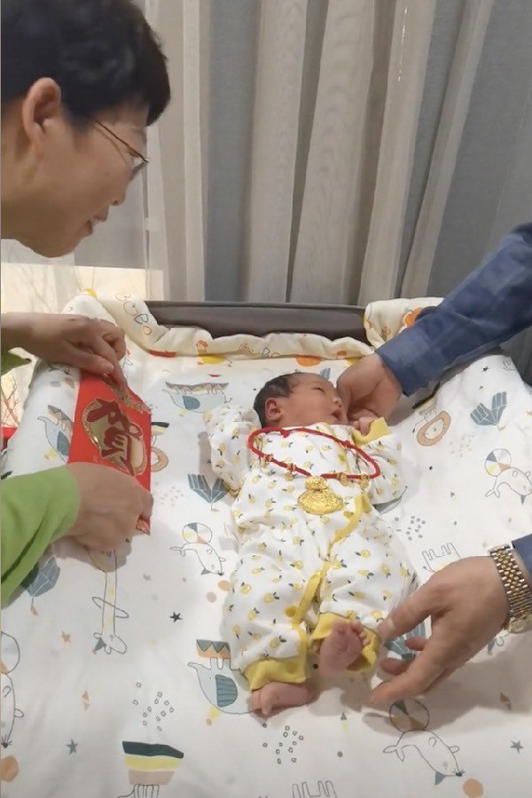 Con dâu mới sinh, ông bà nội lì xì, tặng vàng đeo trĩu cổ cho cháu gần 1 tỷ đồng làm dân tình hoa mắt - 6