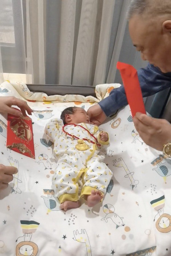 Con dâu mới sinh, ông bà nội lì xì, tặng vàng đeo trĩu cổ cho cháu gần 1 tỷ đồng làm dân tình hoa mắt - 7
