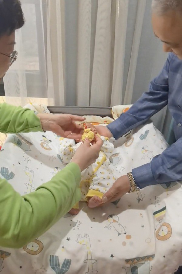 Con dâu mới sinh, ông bà nội lì xì, tặng vàng đeo trĩu cổ cho cháu gần 1 tỷ đồng làm dân tình hoa mắt - 3