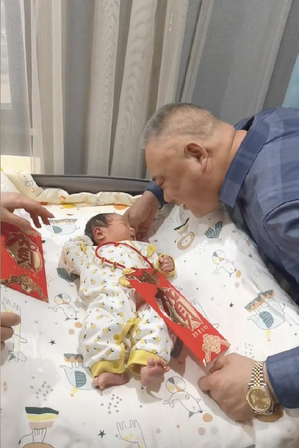 Con dâu mới sinh, ông bà nội lì xì, tặng vàng đeo trĩu cổ cho cháu gần 1 tỷ đồng làm dân tình hoa mắt - 8