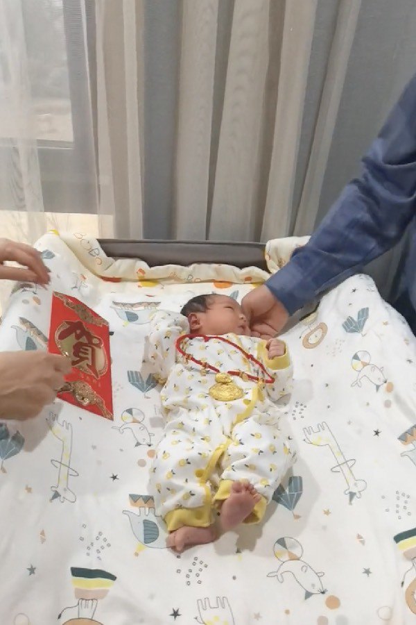 Con dâu mới sinh, ông bà nội lì xì, tặng vàng đeo trĩu cổ cho cháu gần 1 tỷ đồng làm dân tình hoa mắt - 5