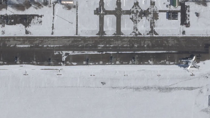 Ảnh vệ tinh hé lộ tình trạng máy bay tối tân của Nga sau thông tin bị tập kích ở sân bay Belarus - 4