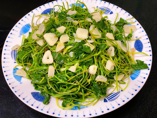 Hôm nay nấu gì: Bữa ăn giản dị dễ nấu, có món xào từ loại rau bò đầy đất tốt cho tim mạch - 7