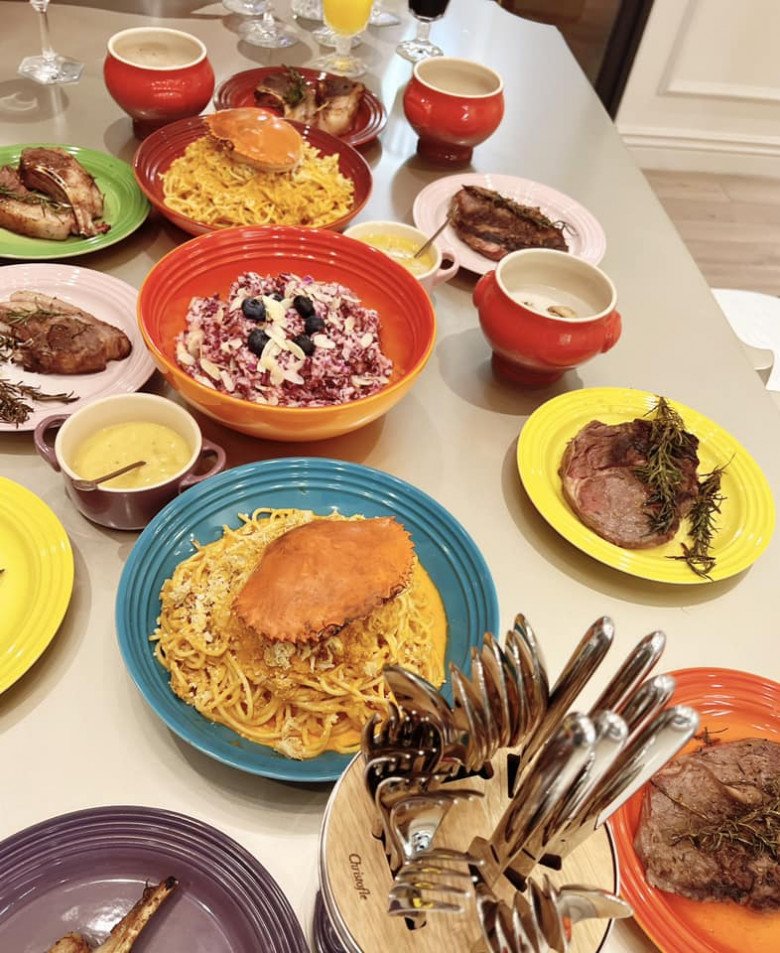 Nữ đạo diễn Ai Là Triệu Phú tự làm bữa ăn xịn như nhà hàng đãi bố ruột - 11