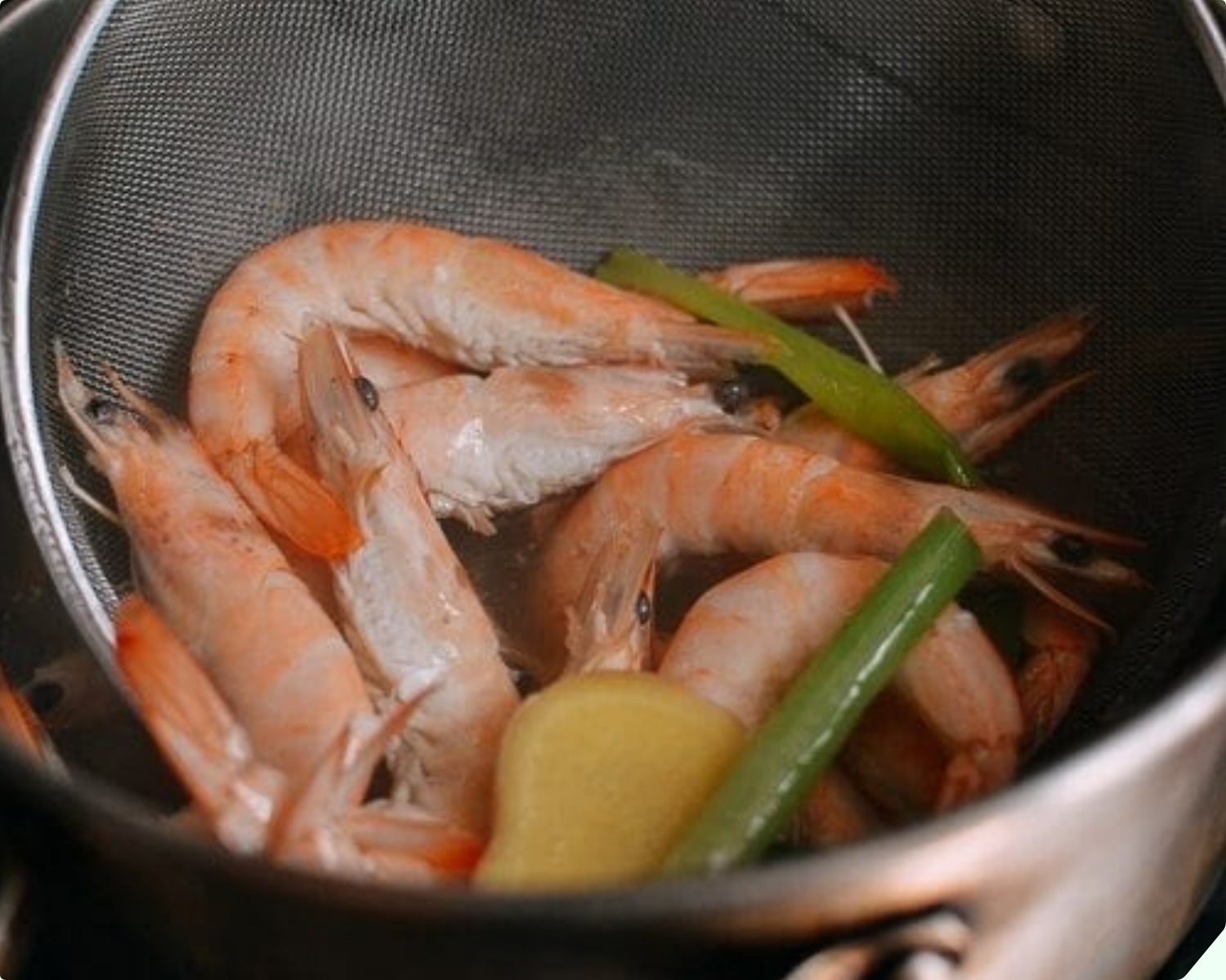 Luộc tôm cứ dùng loại nước này, thịt mềm ngọt không bị teo, hết sạch mùi tanh, “bao” đỏ đẹp như nhà hàng - 9