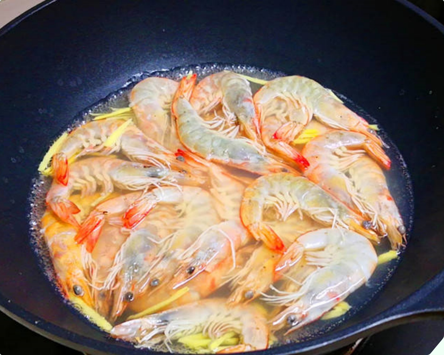 Luộc tôm cứ dùng loại nước này, thịt mềm ngọt không bị teo, hết sạch mùi tanh, “bao” đỏ đẹp như nhà hàng - 2