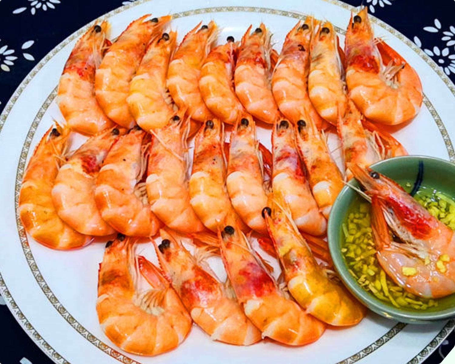 Luộc tôm cứ dùng loại nước này, thịt mềm ngọt không bị teo, hết sạch mùi tanh, “bao” đỏ đẹp như nhà hàng - 1