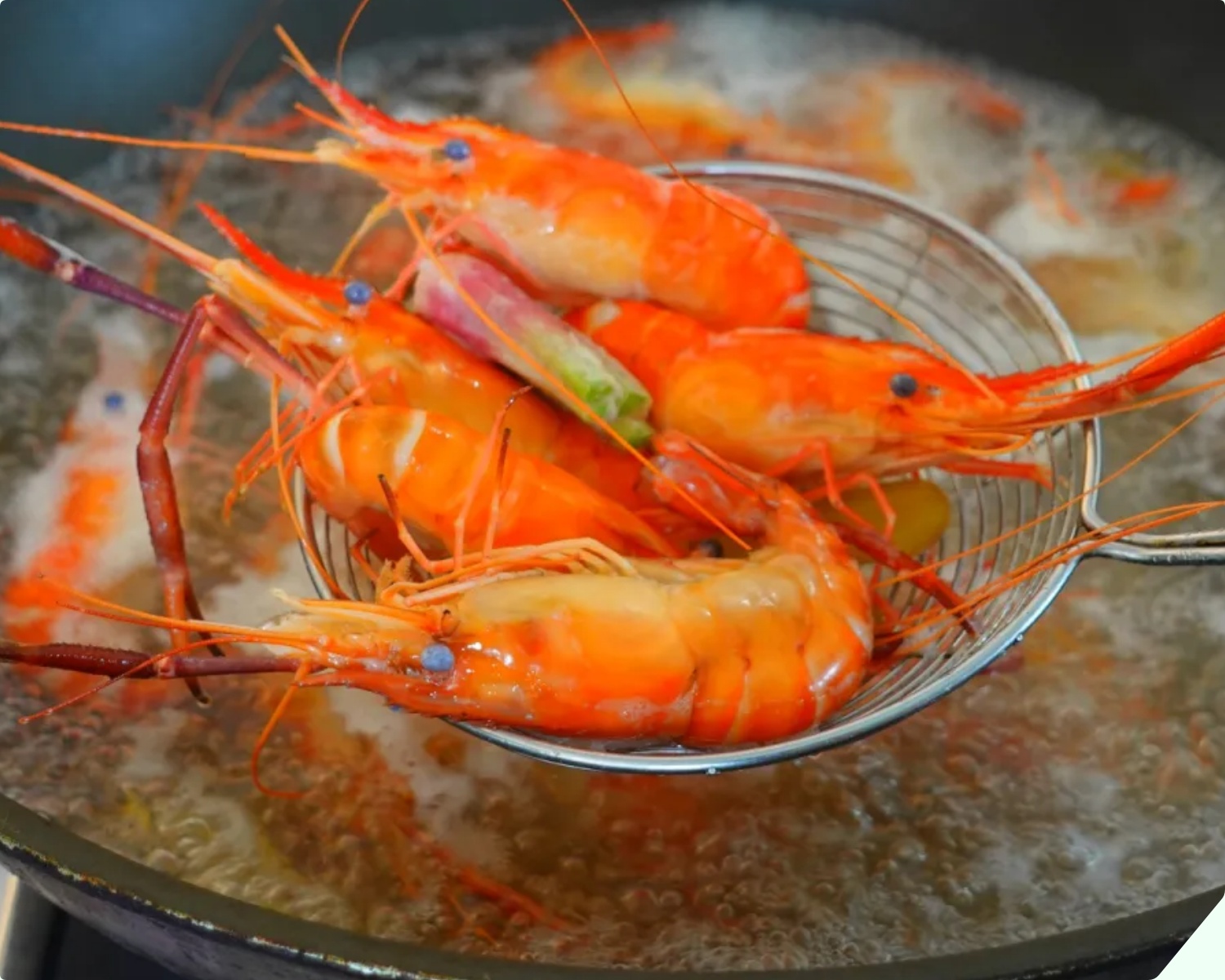 Luộc tôm cứ dùng loại nước này, thịt mềm ngọt không bị teo, hết sạch mùi tanh, “bao” đỏ đẹp như nhà hàng - 13